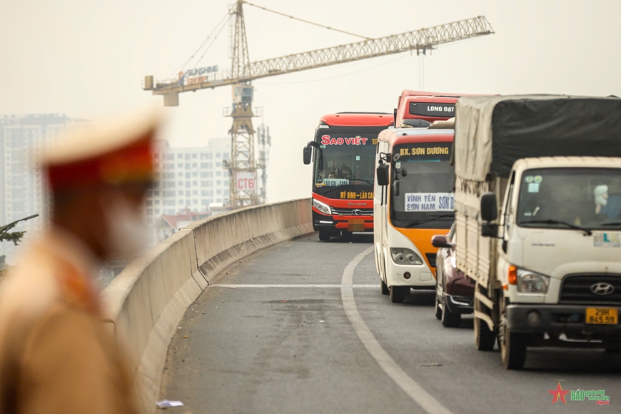 Cảnh sát giao thông bí mật ghi hình ô tô khách hợp đồng trá hình, xe limousine vi phạm