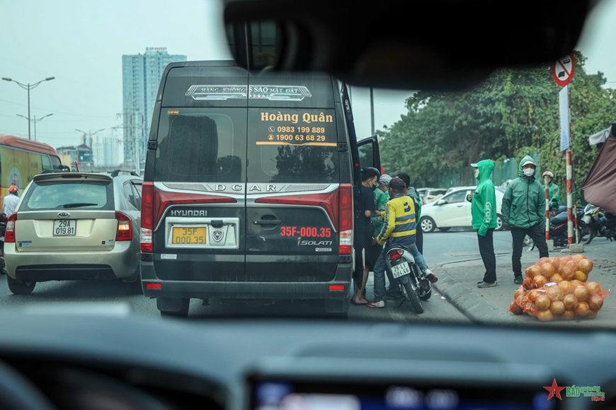 Cảnh sát giao thông bí mật ghi hình ô tô khách hợp đồng trá hình, xe limousine vi phạm