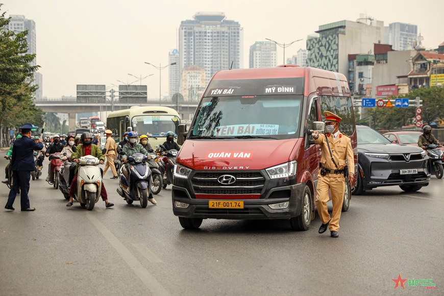 Cảnh sát giao thông bí mật ghi hình ô tô khách hợp đồng trá hình, xe limousine vi phạm