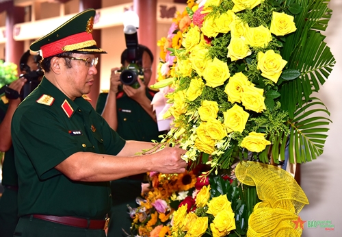 Thượng tướng Phạm Hoài Nam dâng hương tưởng niệm Giáo sư Trần Đại Nghĩa