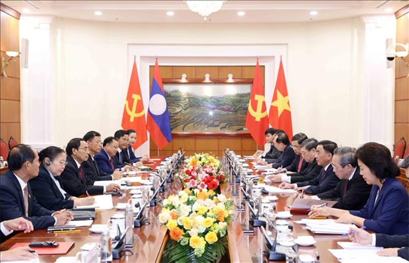 Thường trực Ban Bí thư, Chủ nhiệm Ủy ban Kiểm tra Trung ương Trần Cẩm Tú hội đàm với Thường trực Ban Bí thư, Phó chủ tịch nước Lào