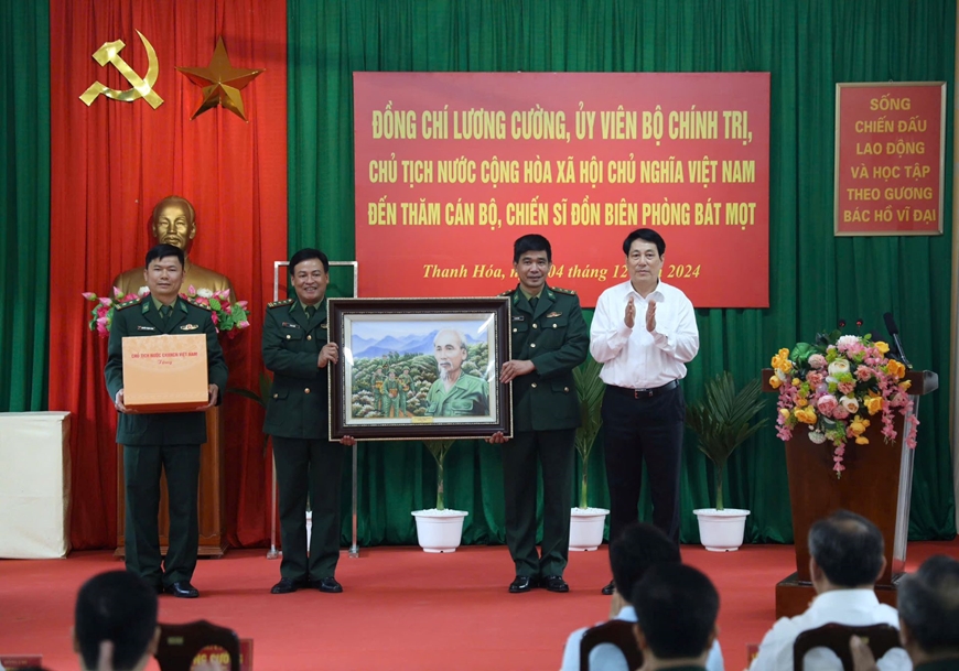 Chủ tịch nước Lương Cường thăm Đồn Biên phòng Bát Mọt