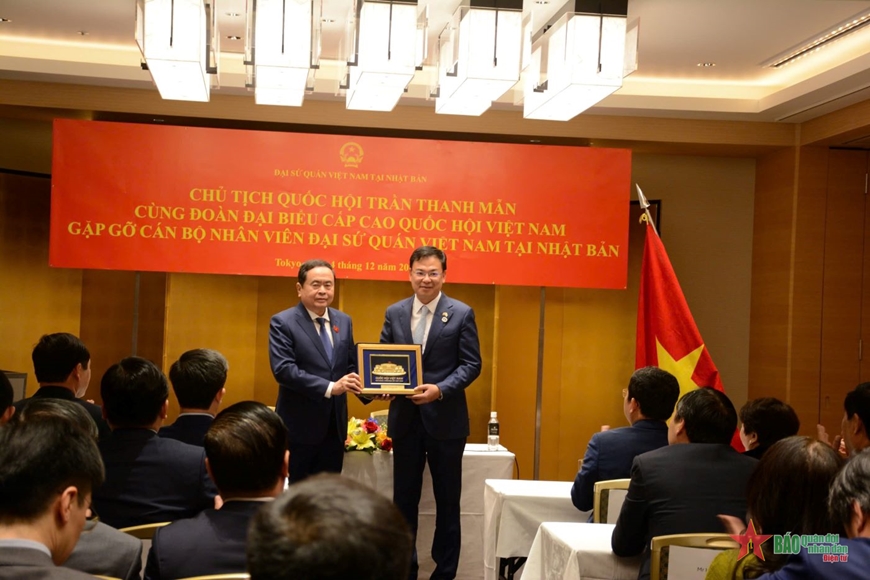 Chủ tịch Quốc hội Trần Thanh Mẫn gặp gỡ cán bộ, nhân viên Đại sứ quán Việt Nam tại Nhật Bản