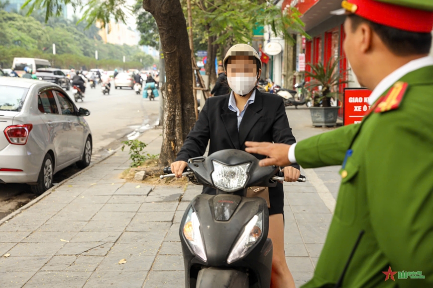 Cảnh sát giao thông ra quân xử lý vi phạm đè vạch, vượt đèn đỏ, dừng đỗ tuỳ tiện