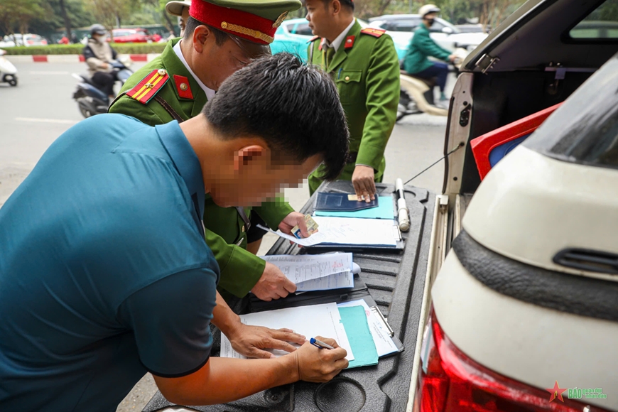 Cảnh sát giao thông ra quân xử lý vi phạm đè vạch, vượt đèn đỏ, dừng đỗ tuỳ tiện