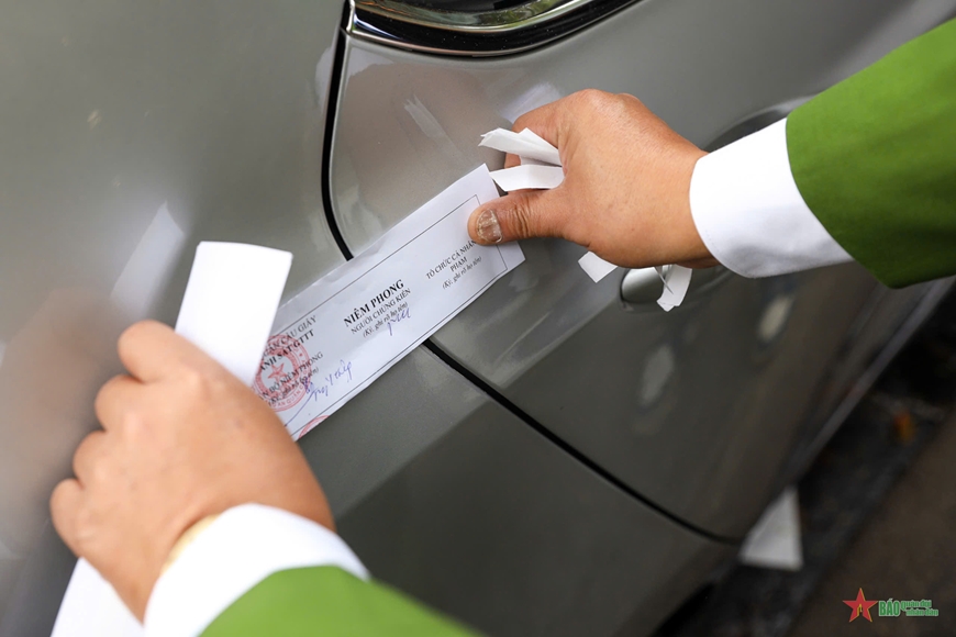 Cảnh sát giao thông ra quân xử lý vi phạm đè vạch, vượt đèn đỏ, dừng đỗ tuỳ tiện