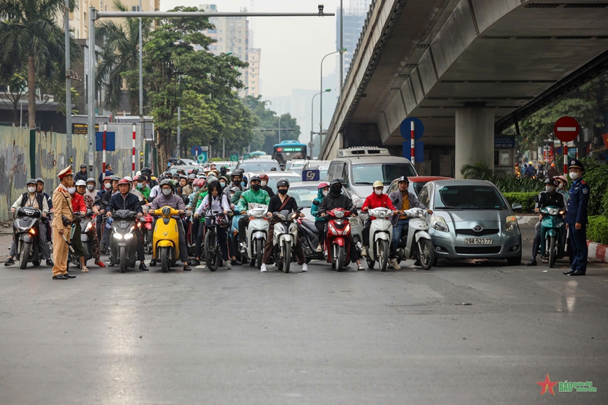 Cảnh sát giao thông ra quân xử lý vi phạm đè vạch, vượt đèn đỏ, dừng đỗ tuỳ tiện