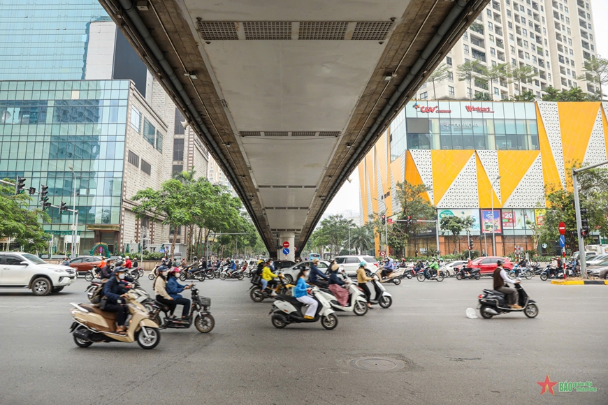 Cảnh sát giao thông ra quân xử lý vi phạm đè vạch, vượt đèn đỏ, dừng đỗ tuỳ tiện