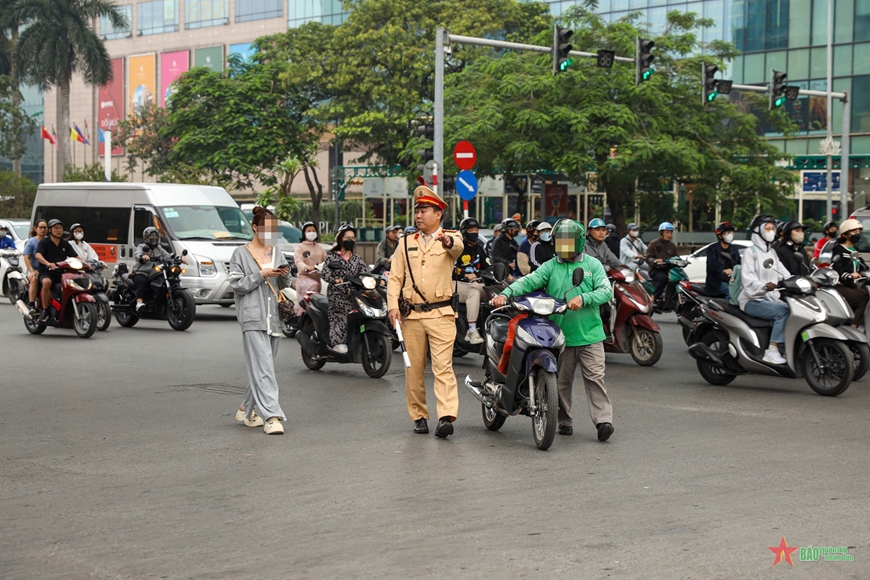 Cảnh sát giao thông ra quân xử lý vi phạm đè vạch, vượt đèn đỏ, dừng đỗ tuỳ tiện