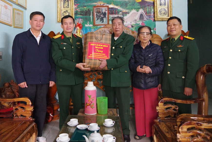 Bộ CHQS tỉnh Lai Châu tặng quà các gia đình chính sách trên địa bàn