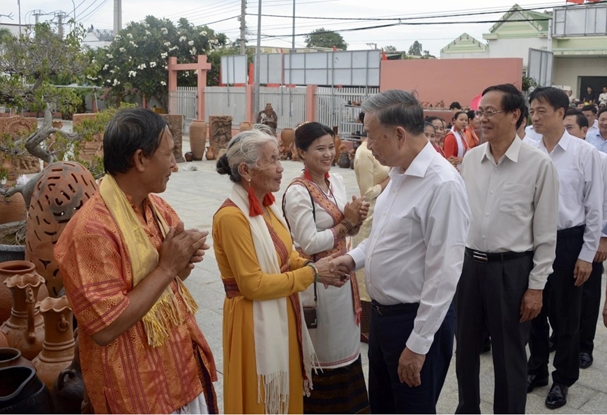 Tổng Bí thư Tô Lâm thăm và kiểm tra một số cơ sở kinh tế, văn hóa, xã hội tại Ninh Thuận