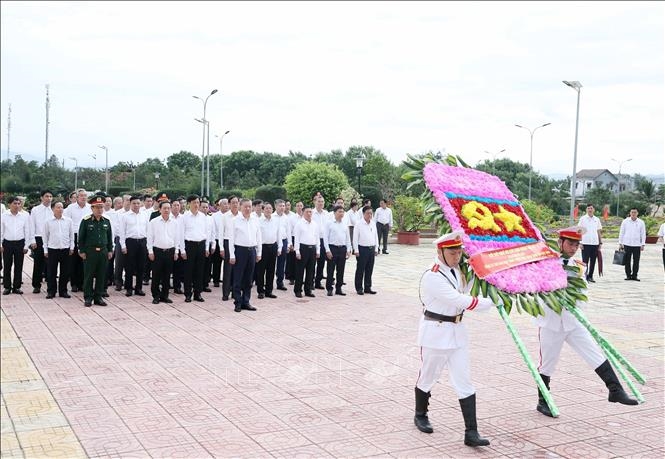 Tổng Bí thư Tô Lâm dâng hương tại Nghĩa trang Liệt sĩ tỉnh Ninh Thuận