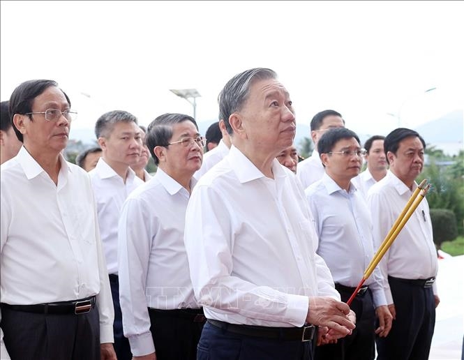 Tổng Bí thư Tô Lâm dâng hương tại Nghĩa trang Liệt sĩ tỉnh Ninh Thuận