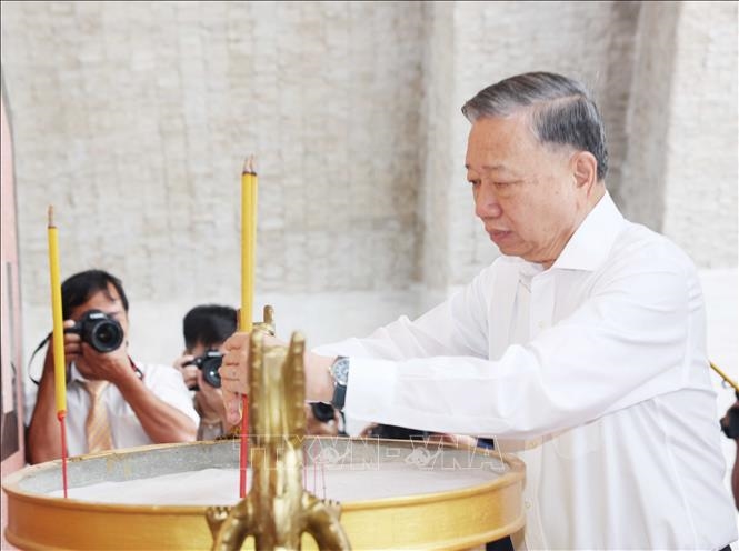 Tổng Bí thư Tô Lâm dâng hương tại Nghĩa trang Liệt sĩ tỉnh Ninh Thuận