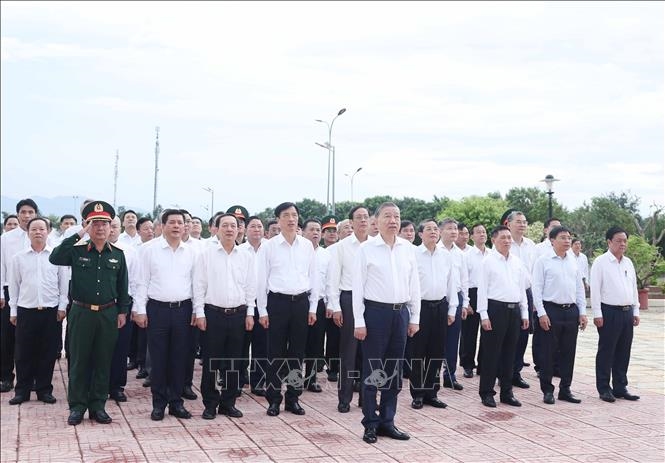 Tổng Bí thư Tô Lâm dâng hương tại Nghĩa trang Liệt sĩ tỉnh Ninh Thuận