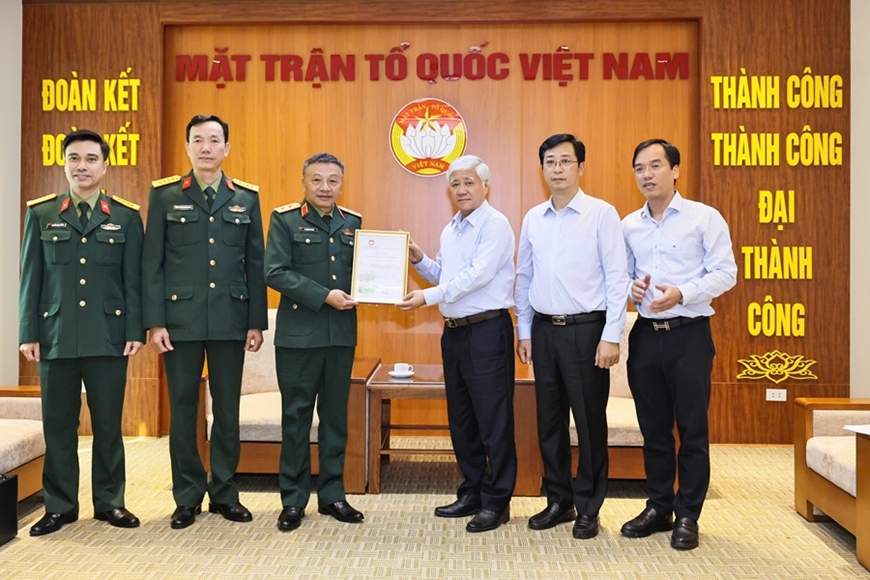 Bộ Quốc phòng ủng hộ Quỹ “Vì người nghèo” Trung ương 1 tỷ đồng