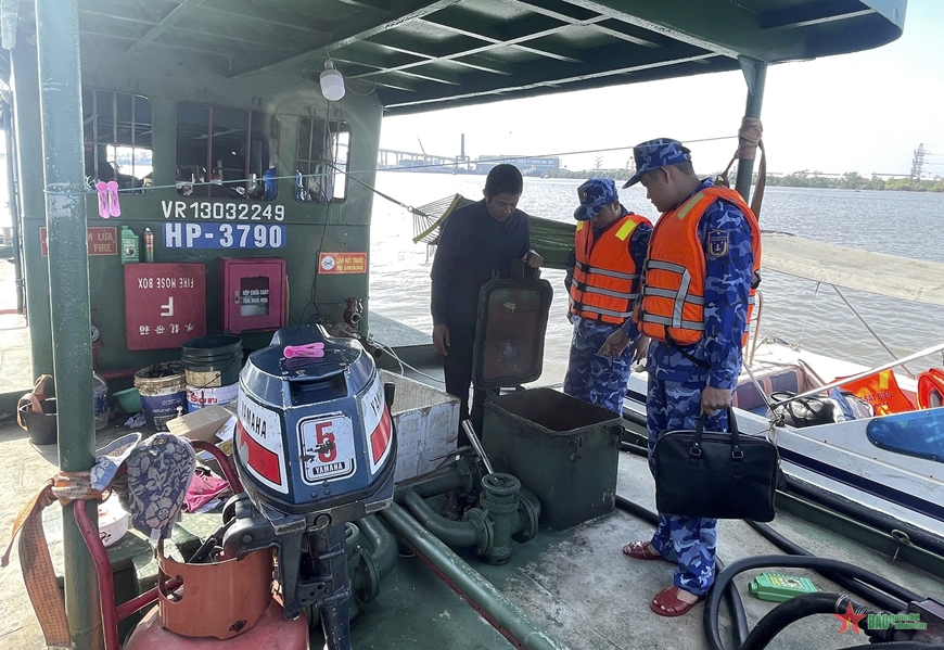 Đoàn trinh sát số 1 liên tiếp bắt giữ phương tiện vận chuyển dầu trái phép