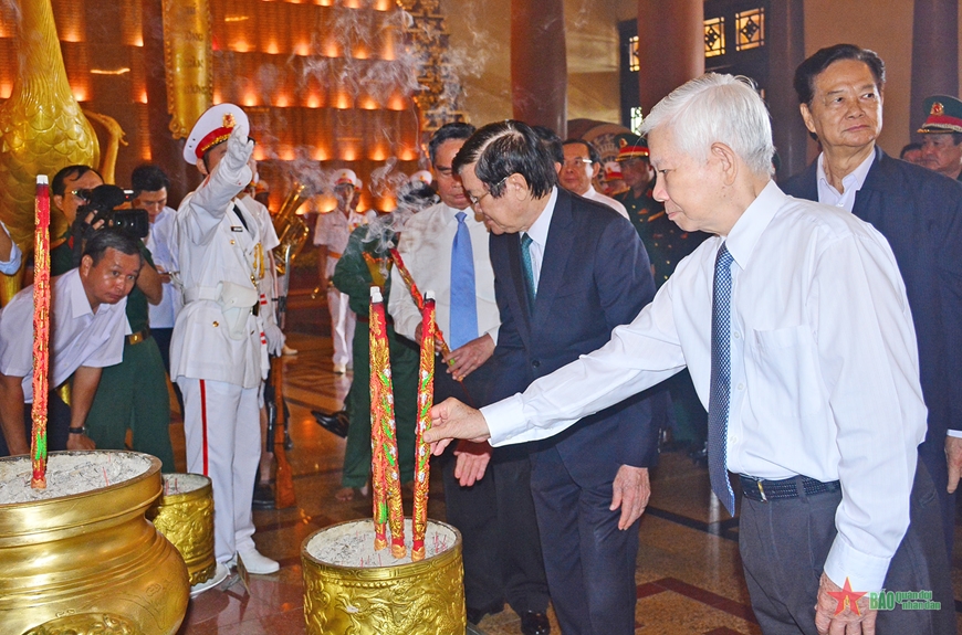 Quân ủy Trung ương, Bộ Quốc phòng dâng hoa, dâng hương tại Đền Tưởng niệm Liệt sĩ Bến Dược