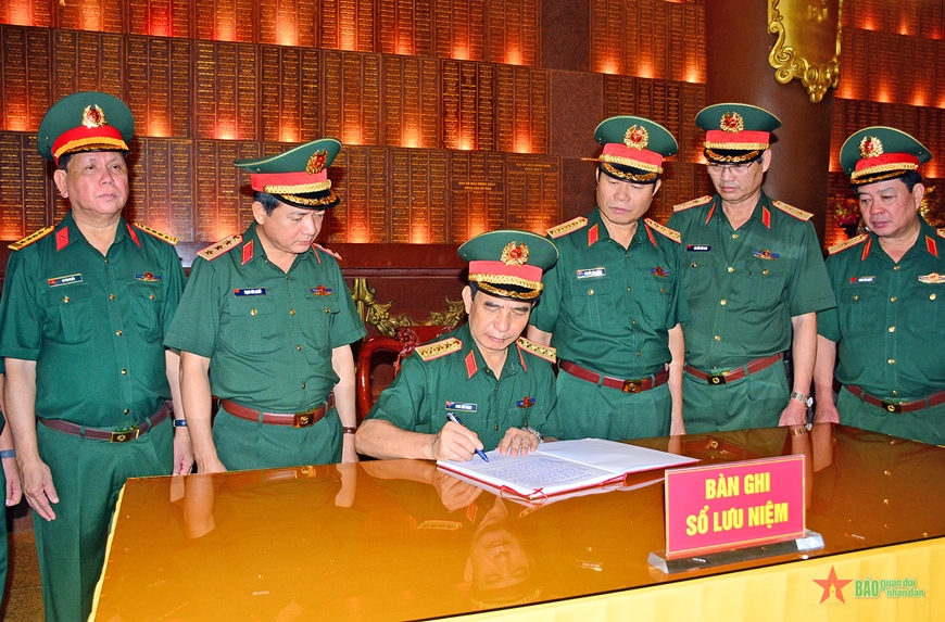 Quân ủy Trung ương, Bộ Quốc phòng dâng hoa, dâng hương tại Đền Tưởng niệm Liệt sĩ Bến Dược