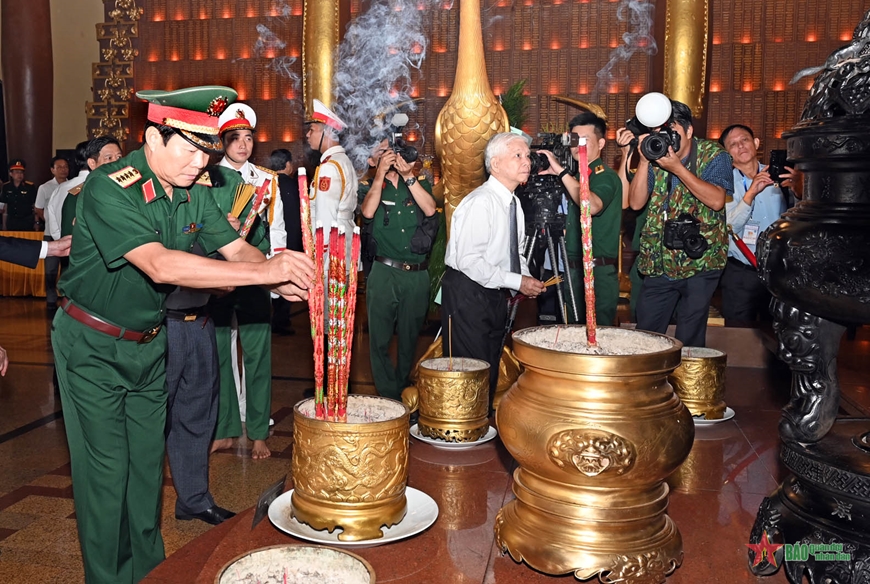 Quân ủy Trung ương, Bộ Quốc phòng dâng hoa, dâng hương tại Đền Tưởng niệm Liệt sĩ Bến Dược