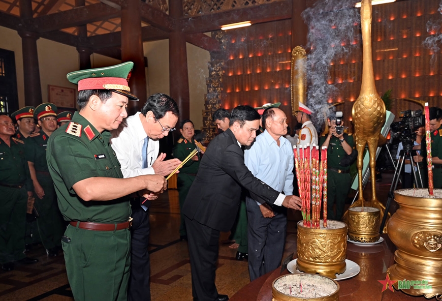 Quân ủy Trung ương, Bộ Quốc phòng dâng hoa, dâng hương tại Đền Tưởng niệm Liệt sĩ Bến Dược