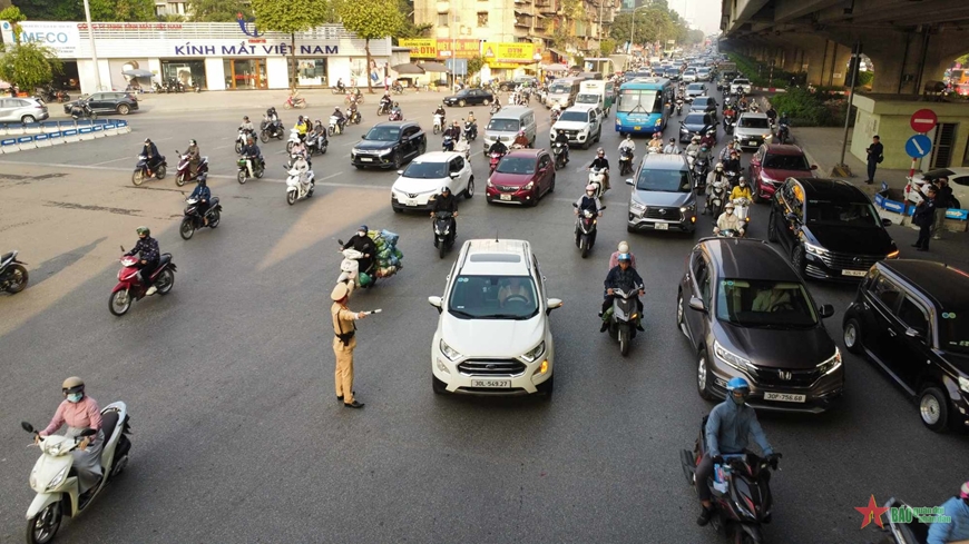 Hà Nội tăng cường xử lý xe máy vượt đèn đỏ, đi ngược chiều