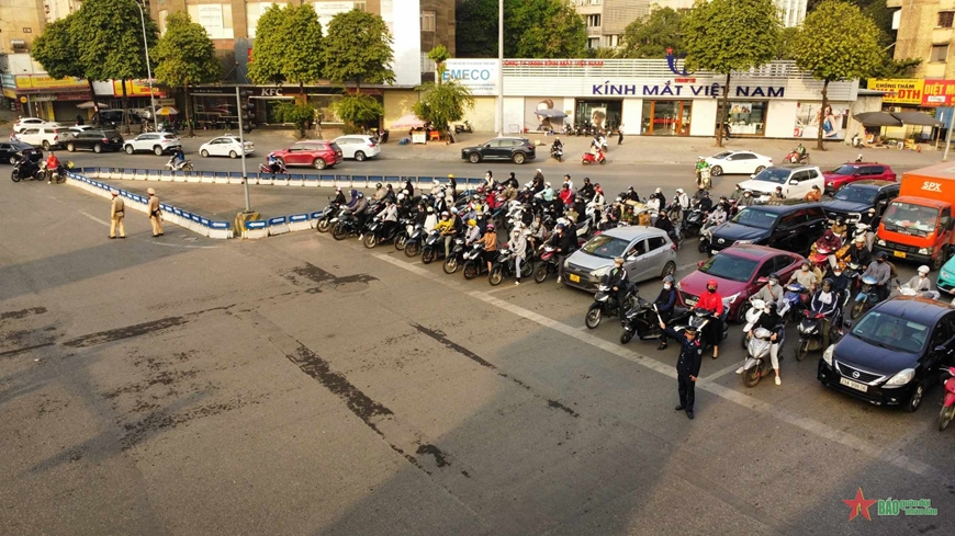 Hà Nội tăng cường xử lý xe máy vượt đèn đỏ, đi ngược chiều