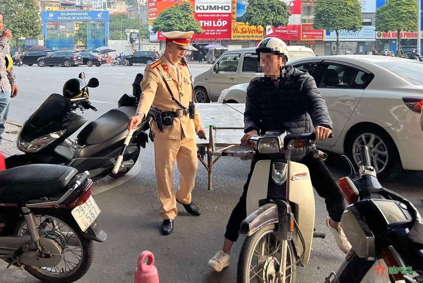 Hà Nội tăng cường xử lý xe máy vượt đèn đỏ, đi ngược chiều