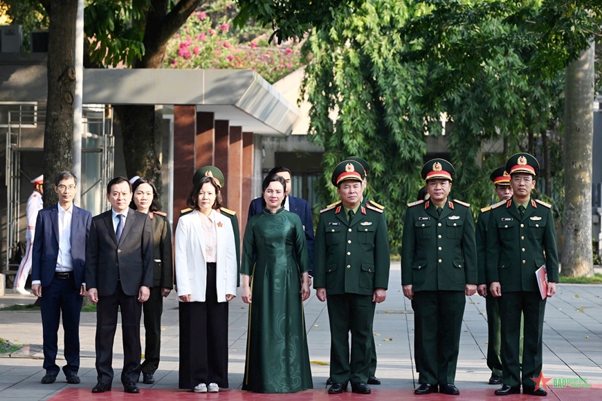 Khai mạc triển lãm ảnh “Bác Hồ với Quân đội nhân dân Việt Nam - 80 năm vang mãi bản hùng ca”