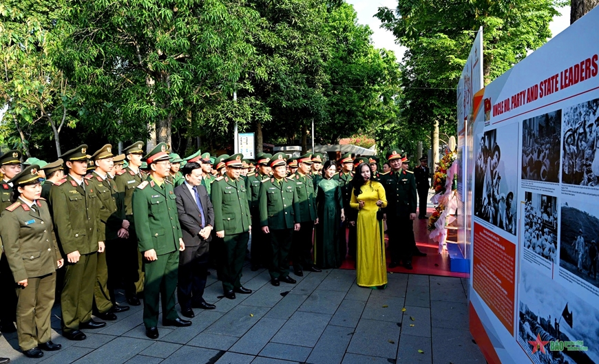 Khai mạc triển lãm ảnh “Bác Hồ với Quân đội nhân dân Việt Nam - 80 năm vang mãi bản hùng ca”