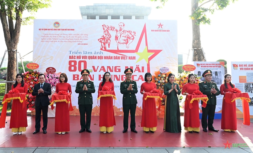 Khai mạc triển lãm ảnh “Bác Hồ với Quân đội nhân dân Việt Nam - 80 năm vang mãi bản hùng ca”