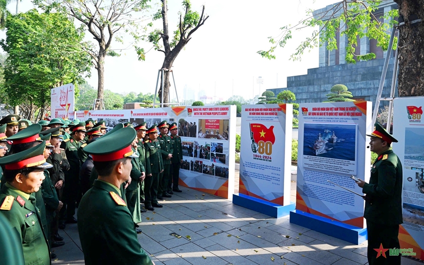 Khai mạc triển lãm ảnh “Bác Hồ với Quân đội nhân dân Việt Nam - 80 năm vang mãi bản hùng ca”