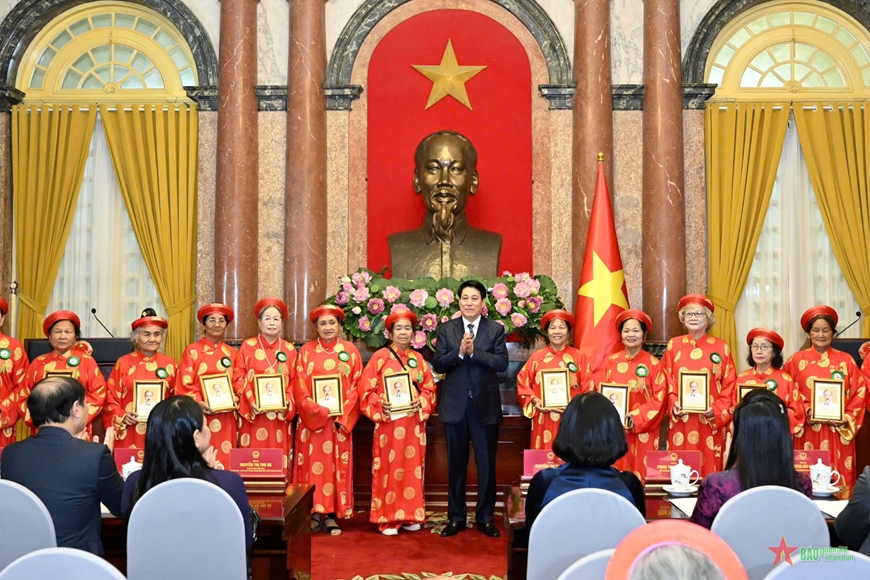 Chủ tịch nước Lương Cường tiếp Đoàn Phụ nữ cao tuổi tiêu biểu toàn quốc