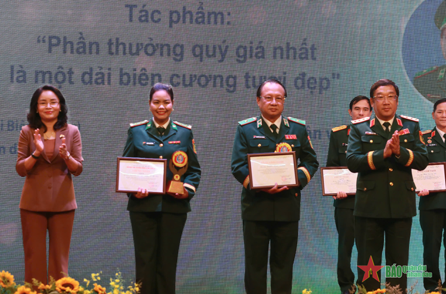 Những tấm gương bình dị mà cao quý: Phần thưởng quý giá nhất chính là một dải biên cương tươi đẹp, hòa bình