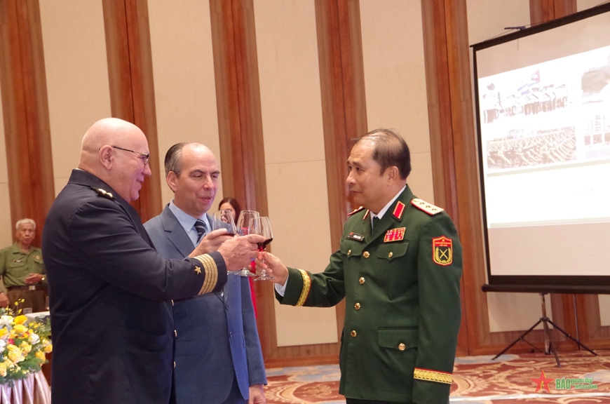 Chiêu đãi kỷ niệm 68 năm thành lập các Lực lượng vũ trang cách mạng Cuba