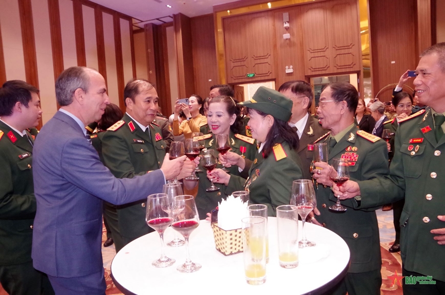 Chiêu đãi kỷ niệm 68 năm thành lập các Lực lượng vũ trang cách mạng Cuba