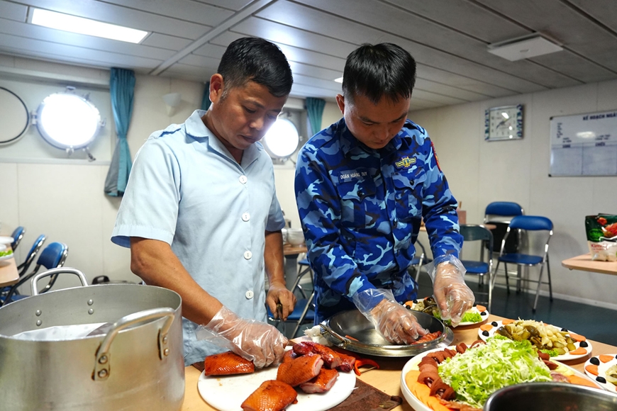 Cơm ngon, canh ngọt giữa trùng khơi