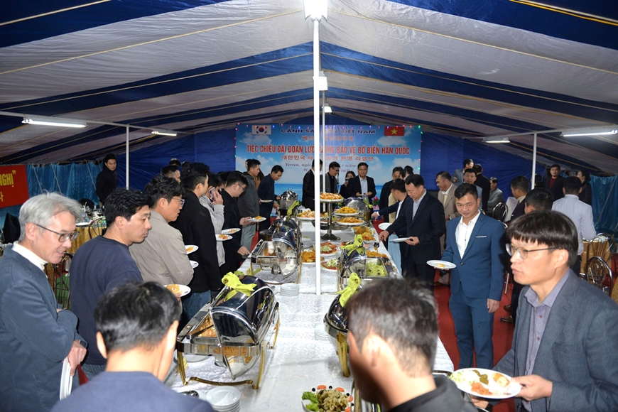 Cơm ngon, canh ngọt giữa trùng khơi