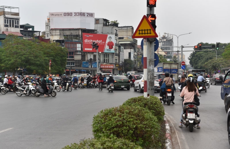 An toàn giao thông: Xử lý nghiêm phương tiện cố tình vượt đèn đỏ