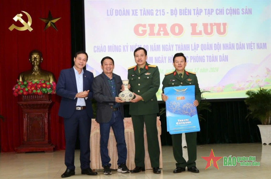 Lữ đoàn Xe tăng 215 phối hợp giao lưu, tặng quà đối tượng chính sách