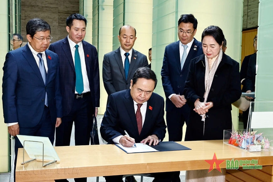 Chủ tịch Quốc hội Trần Thanh Mẫn và Phu nhân đặt vòng hoa tưởng niệm nạn nhân bom nguyên tử Nagasaki