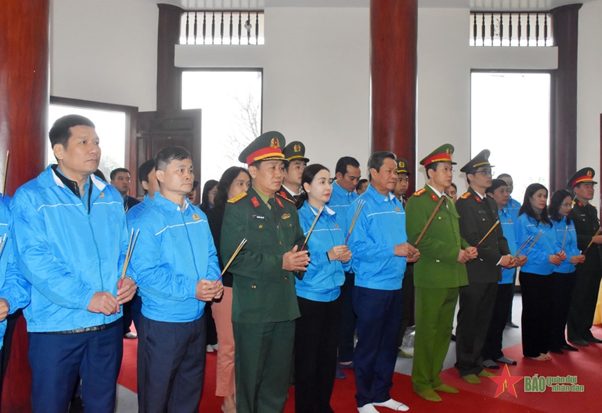 Ban Công đoàn Quốc phòng trao quà tặng gia đình chính sách tại tỉnh Cao Bằng