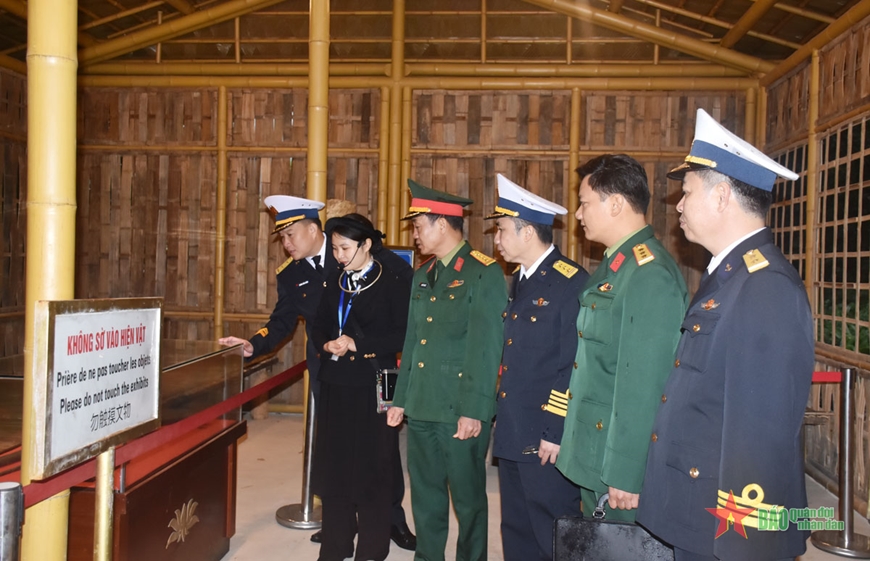Ban Công đoàn Quốc phòng trao quà tặng gia đình chính sách tại tỉnh Cao Bằng