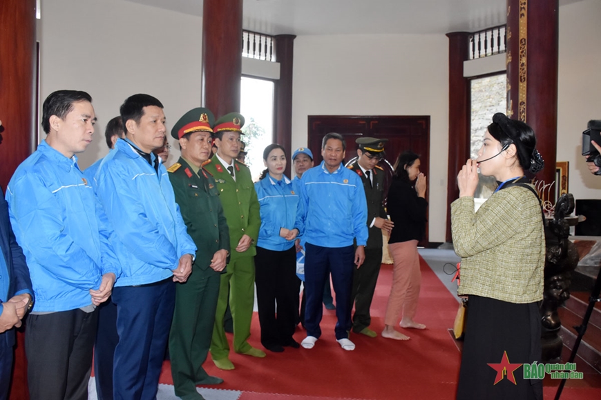 Ban Công đoàn Quốc phòng trao quà tặng gia đình chính sách tại tỉnh Cao Bằng