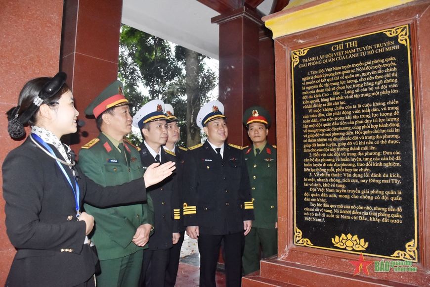 Ban Công đoàn Quốc phòng trao quà tặng gia đình chính sách tại tỉnh Cao Bằng