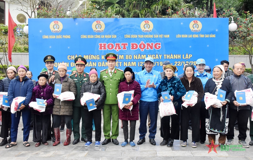 Ban Công đoàn Quốc phòng trao quà tặng gia đình chính sách tại tỉnh Cao Bằng
