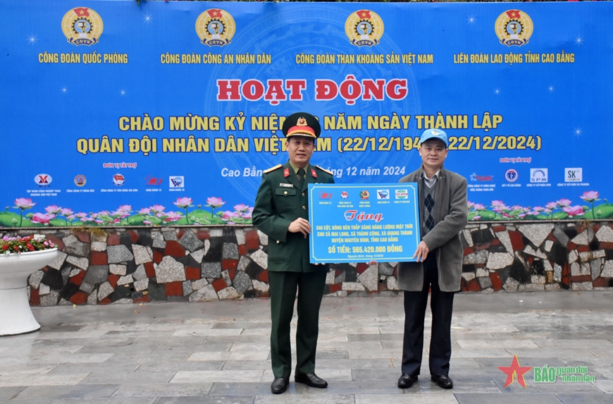 Ban Công đoàn Quốc phòng trao quà tặng gia đình chính sách tại tỉnh Cao Bằng