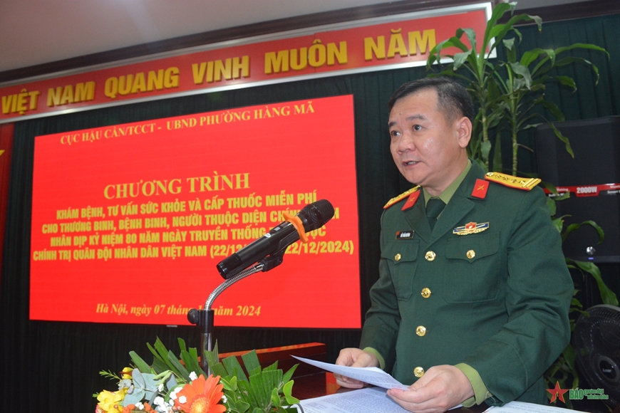 Cục Hậu cần (Tổng cục Chính trị) khám bệnh cho nhân dân tại phường Hàng Mã