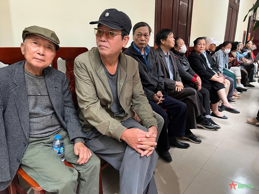 Cục Hậu cần (Tổng cục Chính trị) khám bệnh cho nhân dân tại phường Hàng Mã