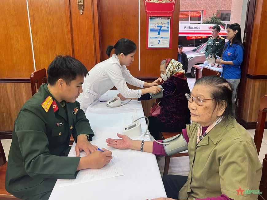 Cục Hậu cần (Tổng cục Chính trị) khám bệnh cho nhân dân tại phường Hàng Mã